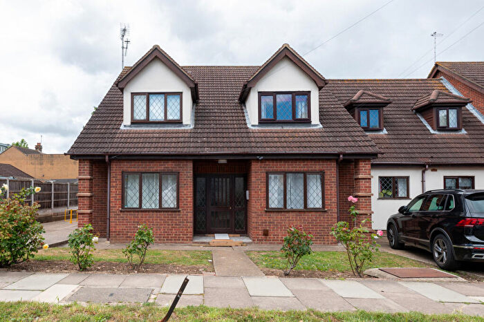 2 Bedroom Apartment For Sale In Recreation Avenue, Leigh-on-sea, SS9