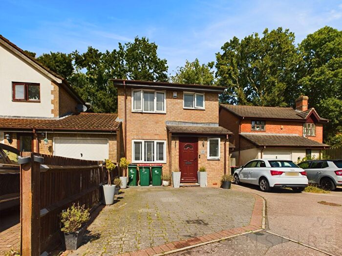 3 Bedroom Link Detached House For Sale In Athelstan Close, Worth, RH10