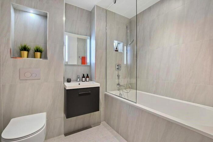 1 Bedroom Flat To Rent In School Passage, Southall, UB1