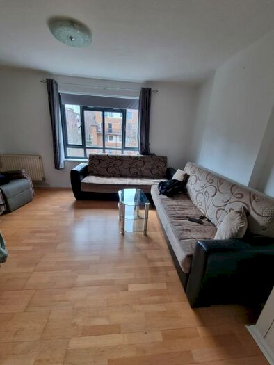 3 Bedroom Flat To Rent In Dame Street / St. Peter's Street, London, N1