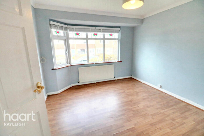 2 Bedroom Semi-Detached Bungalow For Sale In Grove Hill, Leigh-On-Sea, SS9