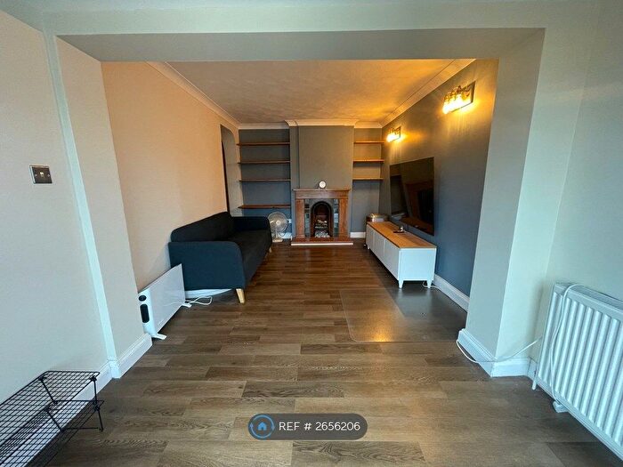1 Bedroom Flat To Rent In Caversham Park Village, Caversham, Reading, RG4