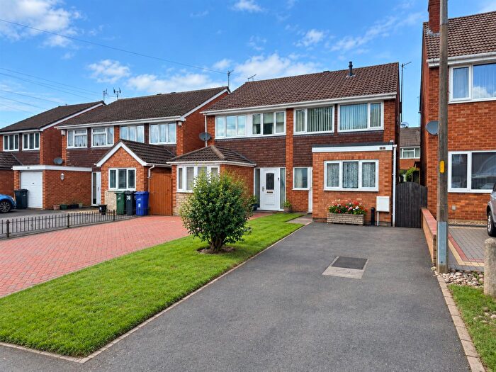 3 Bedroom Semi-Detached House For Sale In Chapel Street, Wordsley, Stourbridge, DY8