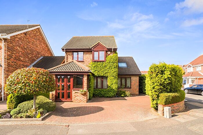 4 Bedroom Detached House For Sale In Cosgrove Close, Hayes, UB4