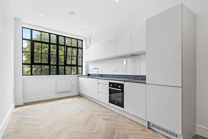 Studio To Rent In Brunswick Park Road, London, N11