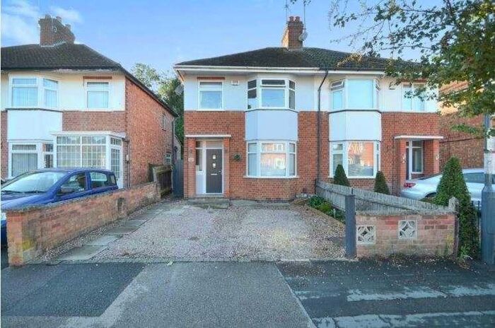 3 Bedroom Semi-Detached House To Rent In Catesby Road, Rugby, CV22