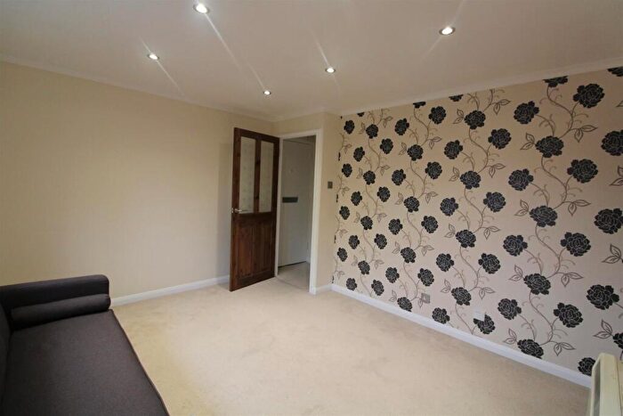1 Bedroom Flat To Rent In Magpie Close, Enfield, EN1