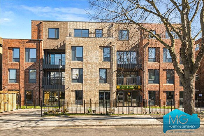 2 Bedroom Flat For Sale In Brownlow Road, London, N11