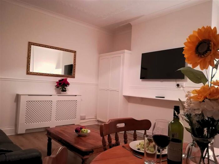 1 Bedroom Flat To Rent In Sketty Road, Uplands, Swansea, SA2