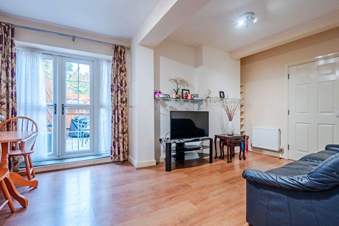 2 Bedroom Flat For Sale In Great Northern Road, Dunstable, Beds, LU5