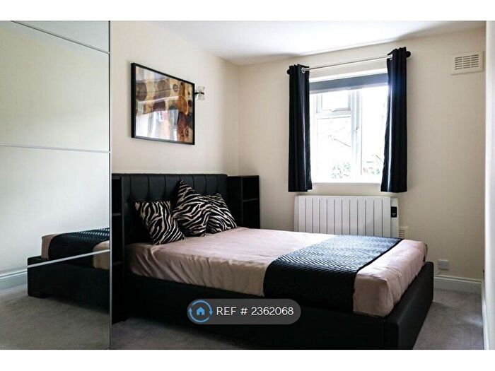 1 Bedroom Flat To Rent In Millbrooke Court, London, SW15