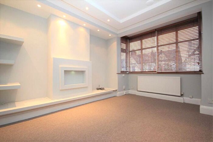 2 Bedroom Flat To Rent In Woodstock Road, Walthamstow, E17