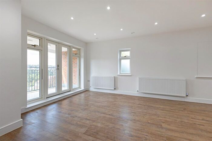 2 Bedroom Flat To Rent In Coulsdon Road, Coulsdon, CR5