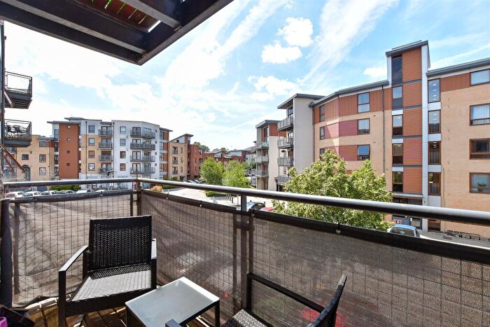 2 Bedroom Flat For Sale In Commonwealth Drive, Three Bridges, Crawley, West Sussex, RH10