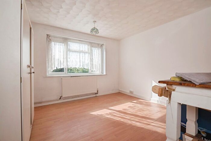 2 Bedroom Flat For Sale In Pennine Road, Southampton, SO16