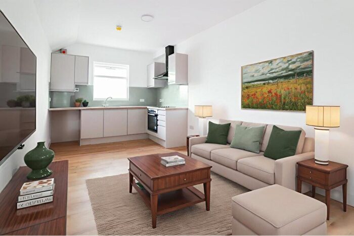 Flat To Rent In Wellingborough Road, Northampton, NN1