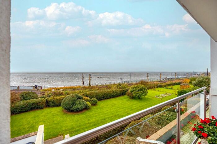 2 Bedroom Flat For Sale In Undercliff Gardens, Leigh-On-Sea, SS9