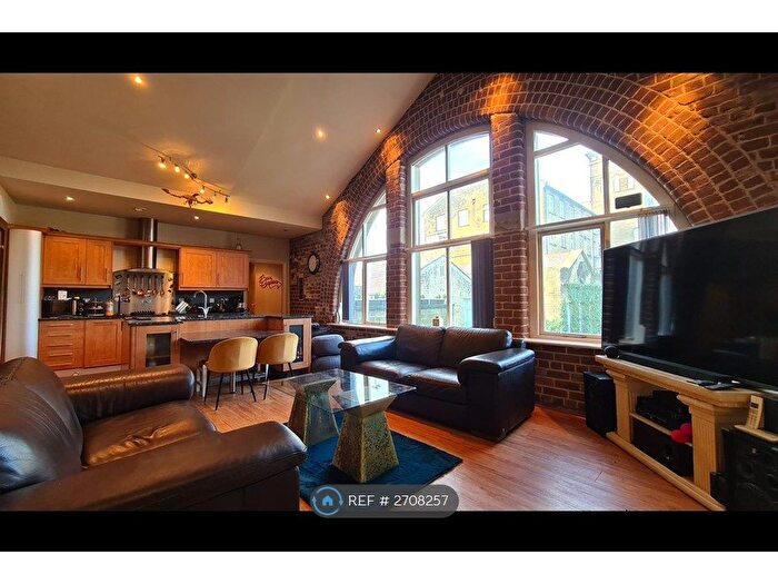 2 Bedroom Flat To Rent In Gladstone's Corner, Huddersfield, HD3