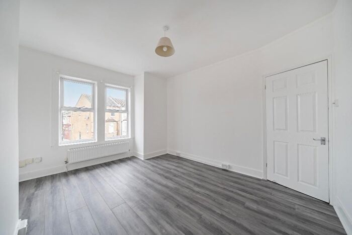 2 Bedroom Flat For Sale In Dartnell Road, Croydon, London, Uk, CR0