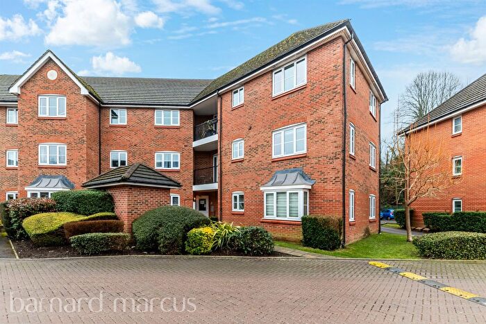 2 Bedroom Flat For Sale In Rydons Way, Redhill, RH1