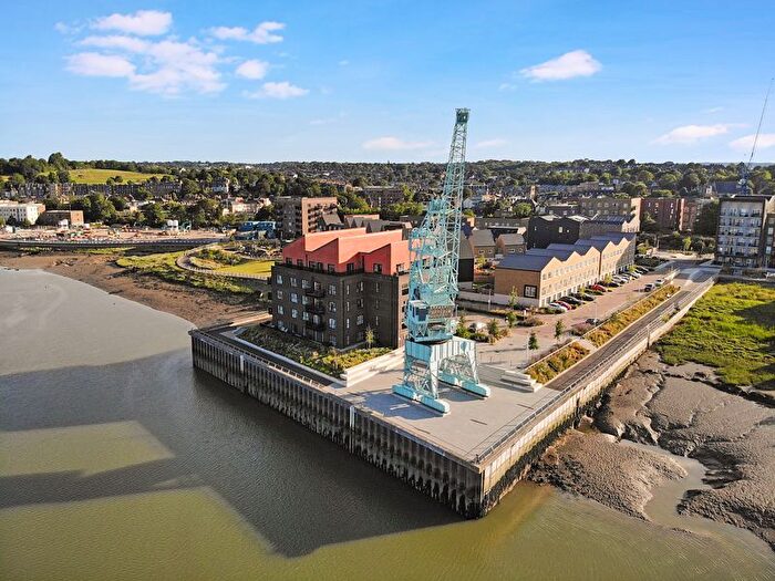 2 Bedroom Flat To Rent In Headland House, Rochester, ME1