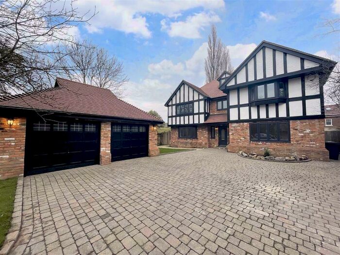 6 Bedroom Detached House To Rent In Lynford Close, Barnet, Hertfordshire, EN5