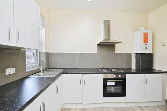 3 Bedroom Flat To Rent In Park Avenue, Barking, Essex, IG11