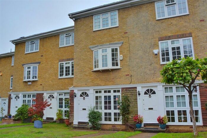3 Bedroom Town House To Rent In Kenilworth Gardens, London, SE18