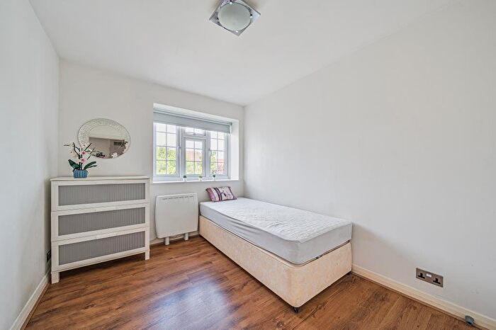 2 Bedroom Flat For Sale In Etchingham Court, Finchley, N3