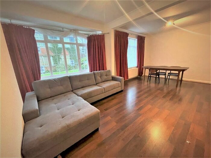 3 Bedroom Maisonette To Rent In Flat, Torrington Court, Torrington Park, London, N12