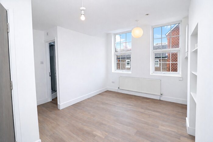 Studio To Rent In North End Road, London, SW6