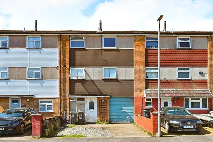 5 Bedroom Terraced House For Sale In Waleys Close, Luton, Bedfordshire, LU3