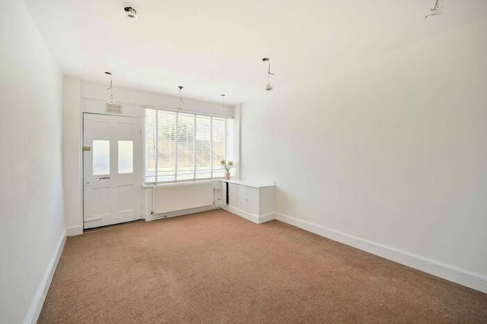 2 Bedroom Cottage To Rent In Hampton, Hampton, TW12