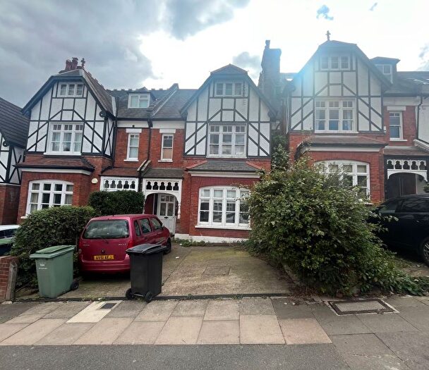 4 Bedroom Flat For Sale In Onslow Gardens, London, N10