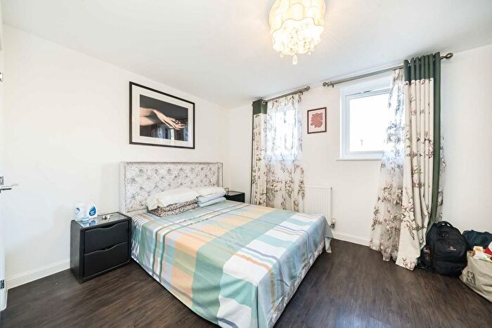 3 Bedroom Terraced House For Sale In Edgecumbe Avenue, Edgware, NW9