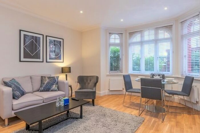 2 Bedroom Flat To Rent In Hamlet Gardens, London, W6