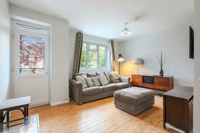3 Bedroom Flat To Rent In Rainbow Street, London, SE5