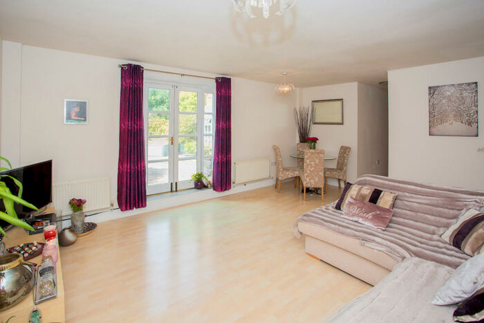 2 Bedroom Apartment To Rent In High Street, Markyate, Herts, AL3