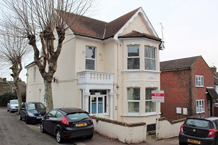 2 Bedroom Flat To Rent In Wickford Road, Westcliff-On-Sea, SS0