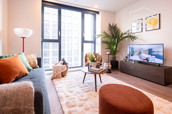 3 Bedroom Flat To Rent In Uncle Leeds, LS12