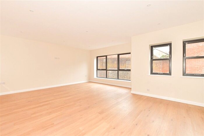 2 Bedroom Maisonette For Sale In Mount Street, Dorking, Surrey, RH4