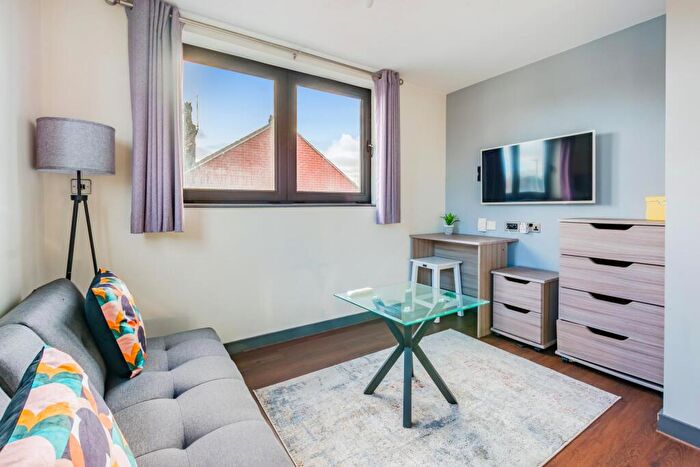 1 Bedroom Flat To Rent In Cardigan Lane, Leeds, LS4