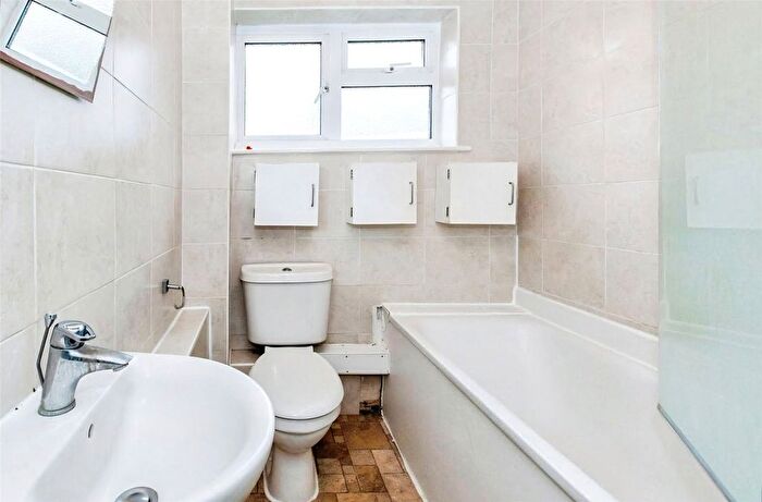 2 Bedroom Flat To Rent In Budebury Road, Staines-Upon-Thames, Surrey, TW18