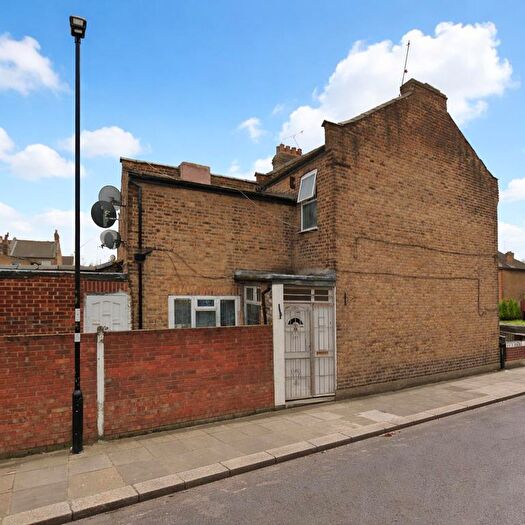 Studio To Rent In Montagu Road, London, N18