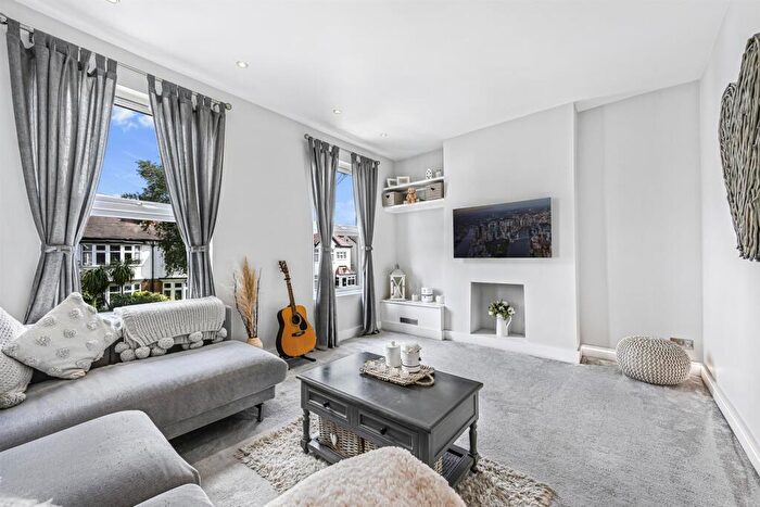 1 Bedroom Apartment For Sale In Buxton Road, North Chingford, E4