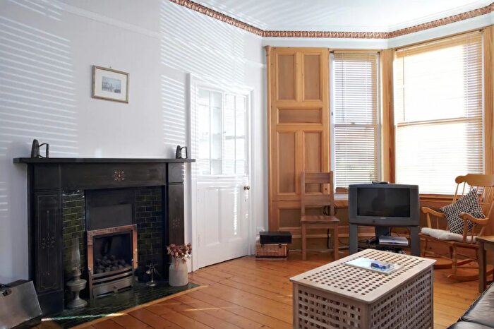 2 Bedroom Flat To Rent In Bellevue Road, Edinburgh, United Kingdom, EH7