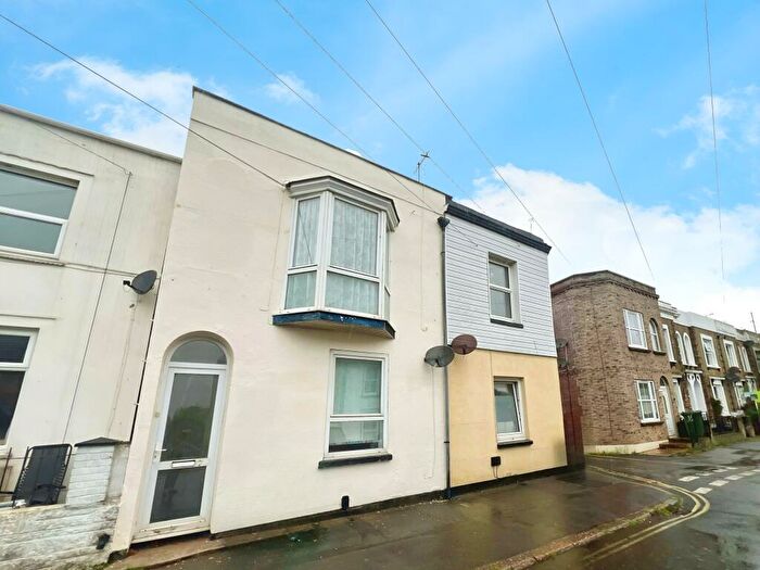 2 Bedroom Apartment To Rent In Fitzroy Street, Sandown, PO36