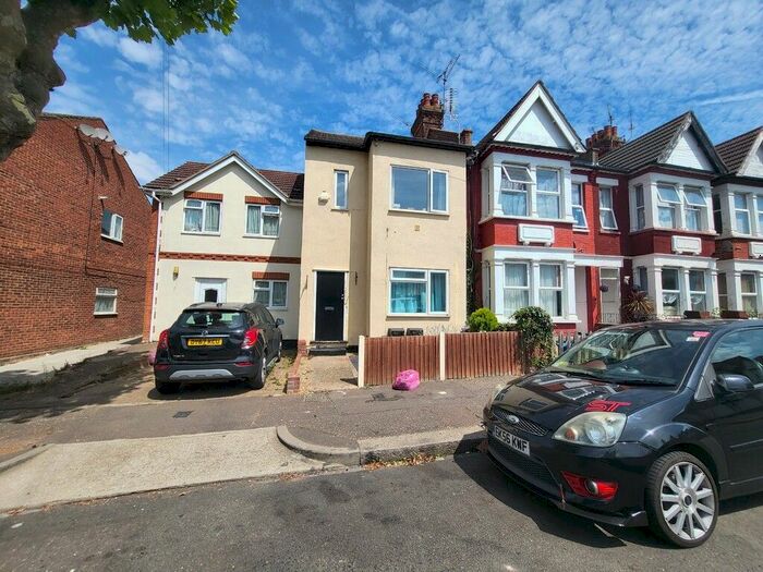 2 Bedroom Flat To Rent In St Helens Road, Westcliff-On-Sea, Southend-On-Sea, SS0