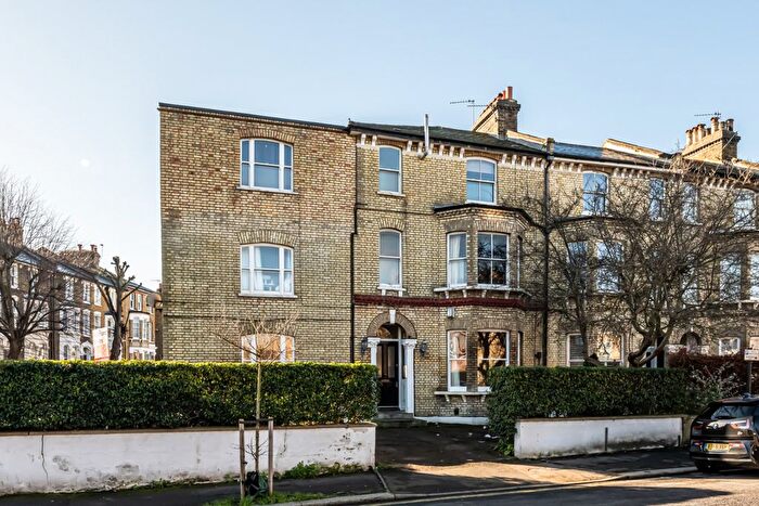 2 Bedroom Flat To Rent In Union Road, Clapham North, London, SW4