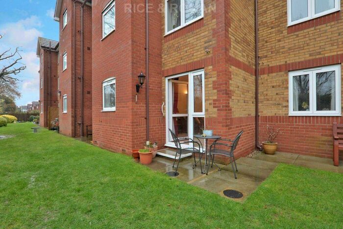 1 Bedroom Flat For Sale In Royston Court, Hinchley Wood, KT10